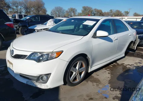 2014 Toyota Camry Se z USA, uszkodzony, nr VIN 4T1BF1FK9EU790853